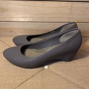 Crocs Lina Wedge Heels Grey Comfort Shoes Womens Size 9 Slip